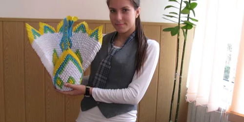 Georgiana Stan a deprins singură tainele artei origami foto: Mădălin Sofronie