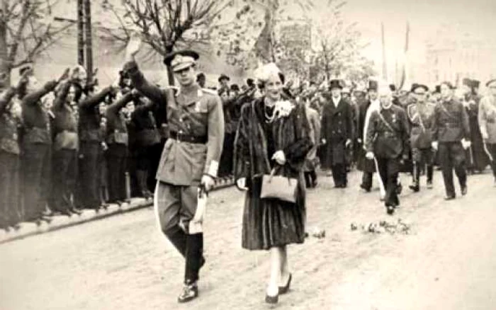 Regele Mihai şi regina-mamă Elena, în fruntea coloanei oficiale la manifestaţia de la Iaşi din 8 noiembrie 1940 Foto: Arhivele Naţionale