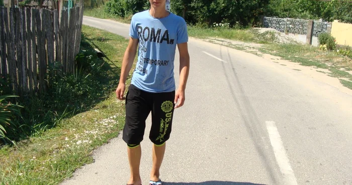 În spatele lui Marian Moga se află crângul unde el şi-a construit o casă în copaci