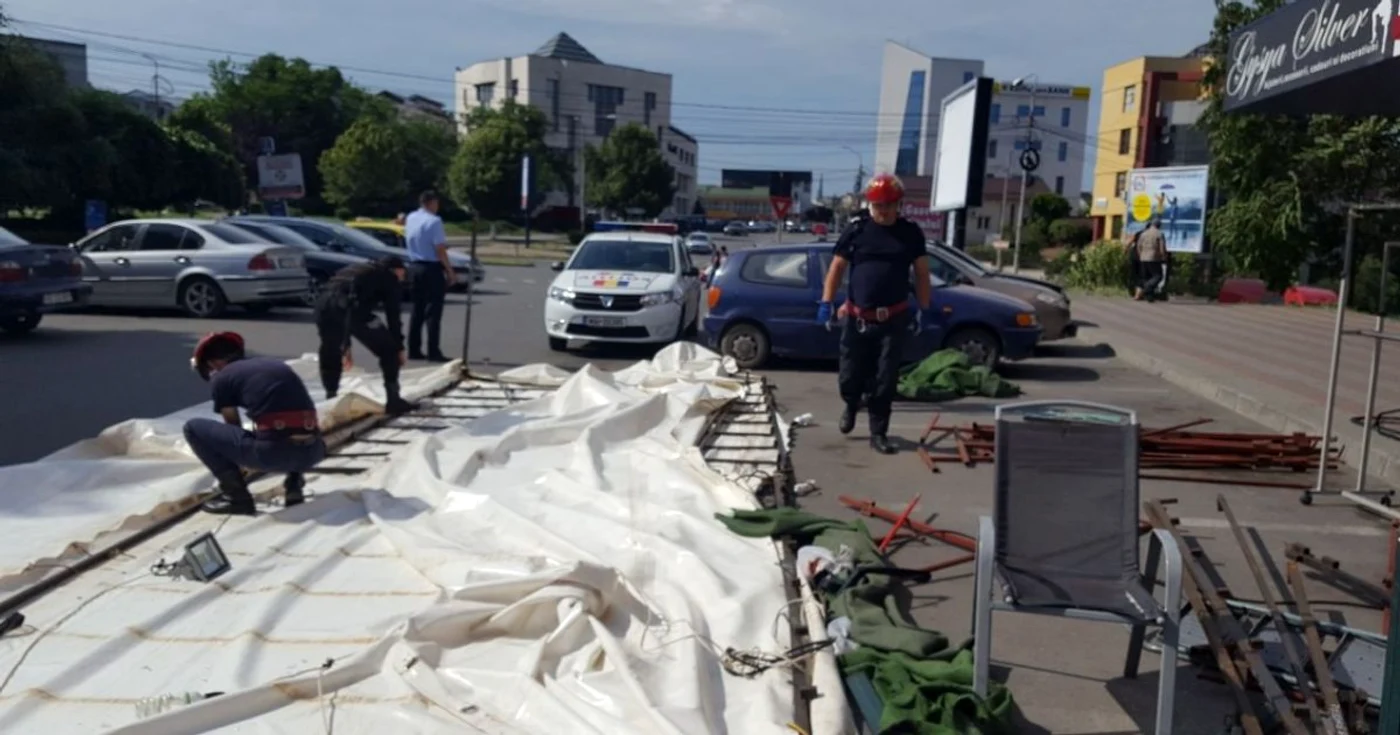 Vântul a pus cortul la pământ, fiind nevoie de intervenţia pompierilor