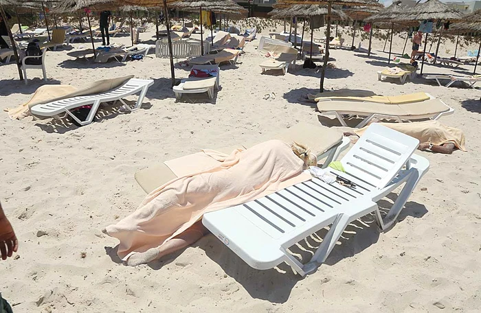 
    38 de turişti au murit pe plaja din TunisiaFotografii: AP  