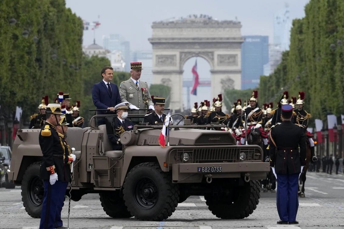 Ziua Naţională a Franţei Tradiţionala paradă revine pe Champs-Élysées după un an de pauză din cauza pandemiei. FOTO EPA-EFE