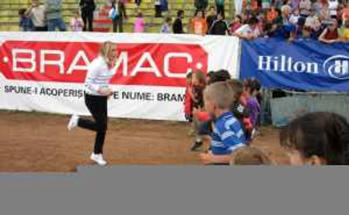 Gabriela Szabo le-a arătat micuţilor mişcările de încălzire