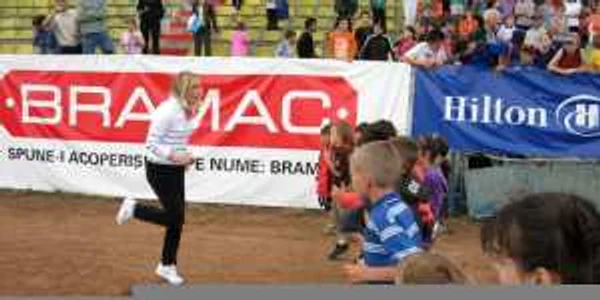 Gabriela Szabo le-a arătat micuţilor mişcările de încălzire