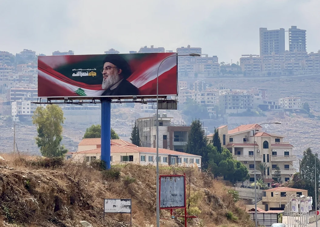 Panou cu fostul liber Hezbollah Hassan Nasrallah în orașul Jiyeh, Liban FOTO EPA-EFE