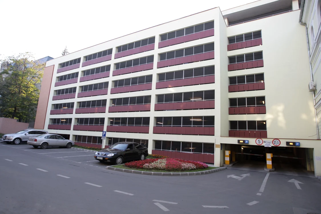 Pentru accesul în parking funcţionarii Primăriei au demolat gardul vecinilor
