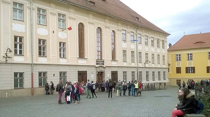 Elevii Colegiului Brukenthal, unde a învăţat şi apoi a predat Klaus Iohannis, sunt mândri că în fruntea ţării a ajuns "unul de-al lor"