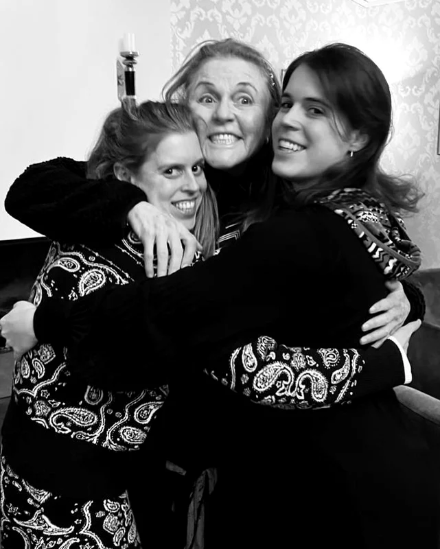 Sarah Ferguson, Prințesa Beatrice și Prințesa Eugenie. FOTO: Instagram