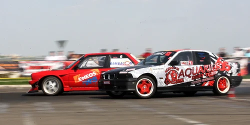 Duel în cadrul unei competiţii de drift