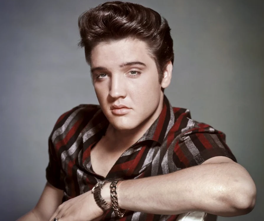 
    Pe 3 octombrie 1945, Elvis a urcat prima dată pe scenă Click! pentru femei  