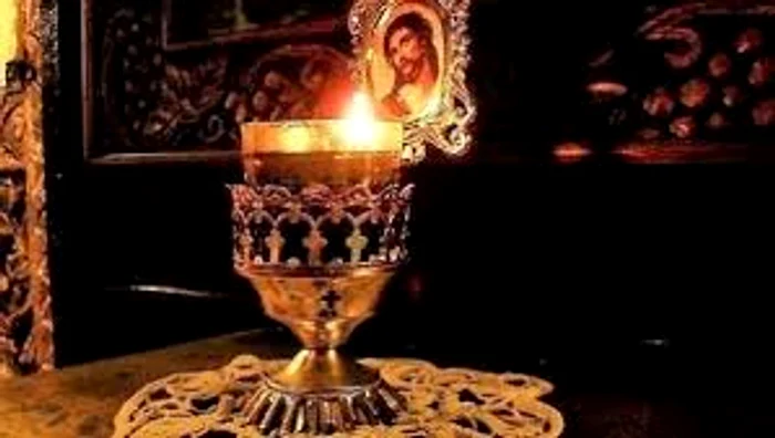În ziua praznicului se aprinde candela pentru a avea lumină în suflet tot anul
