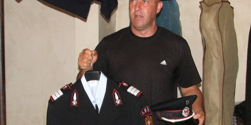 Pompierul a rămas doar cu uniforma după inundaţii 