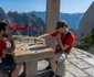 Cea mai periculoasă drumeţie din lume - Pavilionul de şah de pe muntele Huashan - China Foto nomadasaurus com