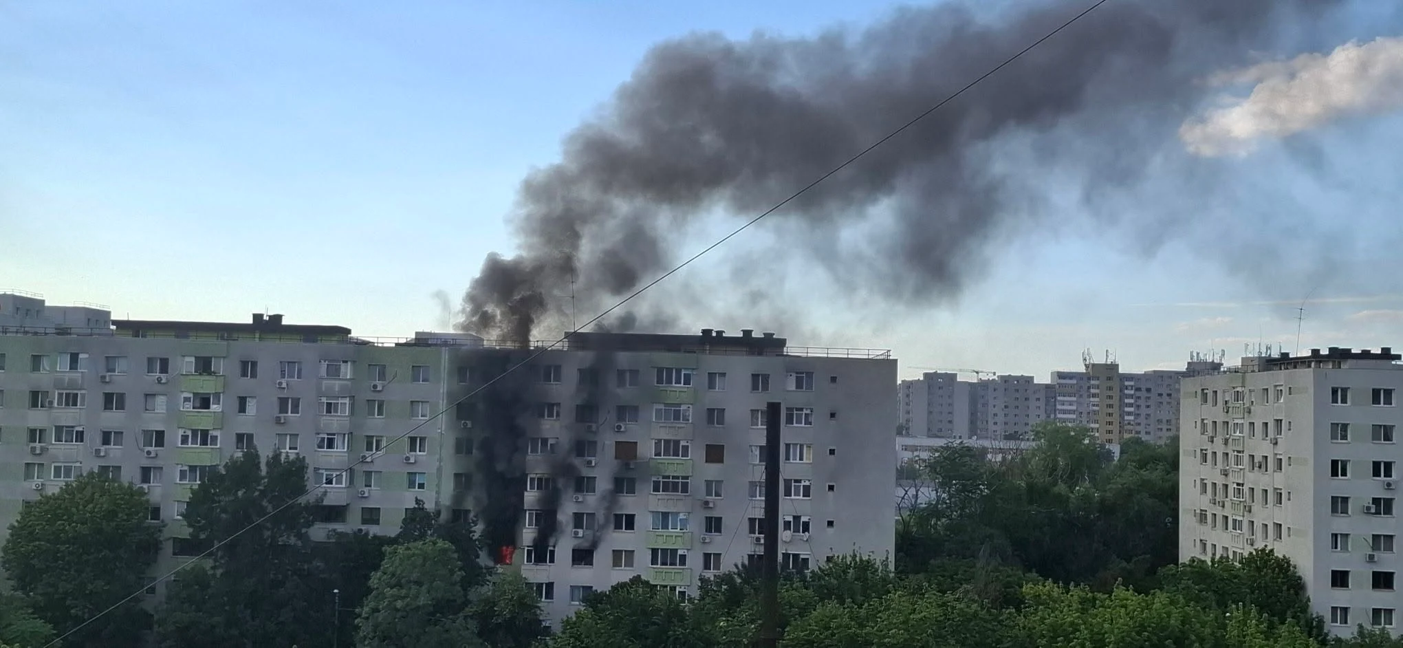 Incendiu puternic într-un bloc din București: locatarii au fost evacuați, iar mai multe persoane au ajuns la spital