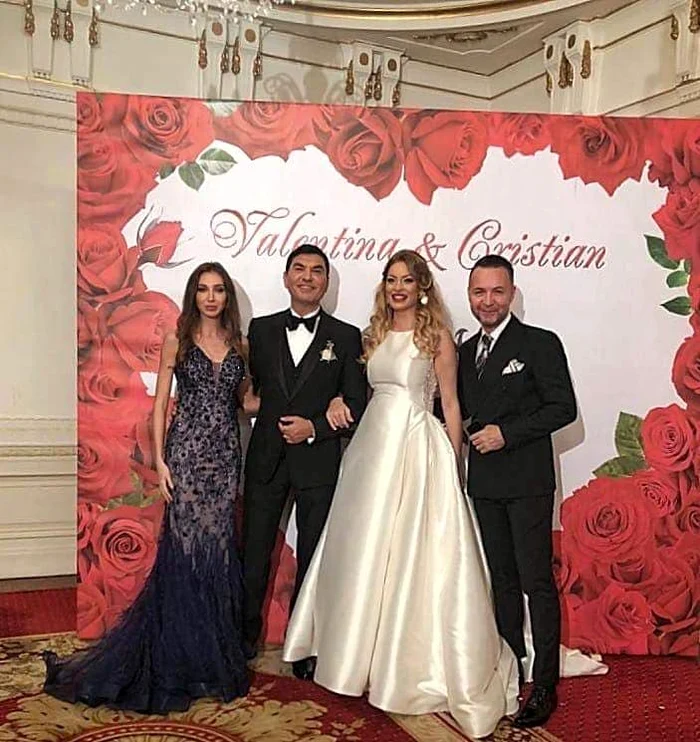 Cristi Borcea şi Valentina Pelinel pozează zâmbitori alături de un cuplu de invitaţi