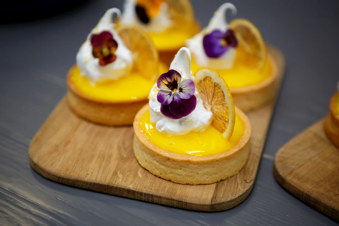 1 mini tarte cu crema de lamaie flori comestibile jpg jpeg