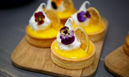 1 mini tarte cu crema de lamaie flori comestibile jpg jpeg