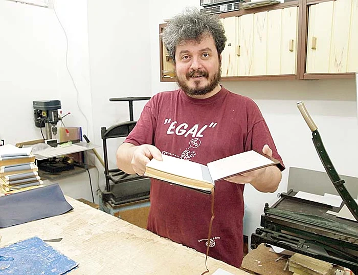 Cotorul se lipeşte  cu aracet pentru  că e mai rezistent  decât cleiul 