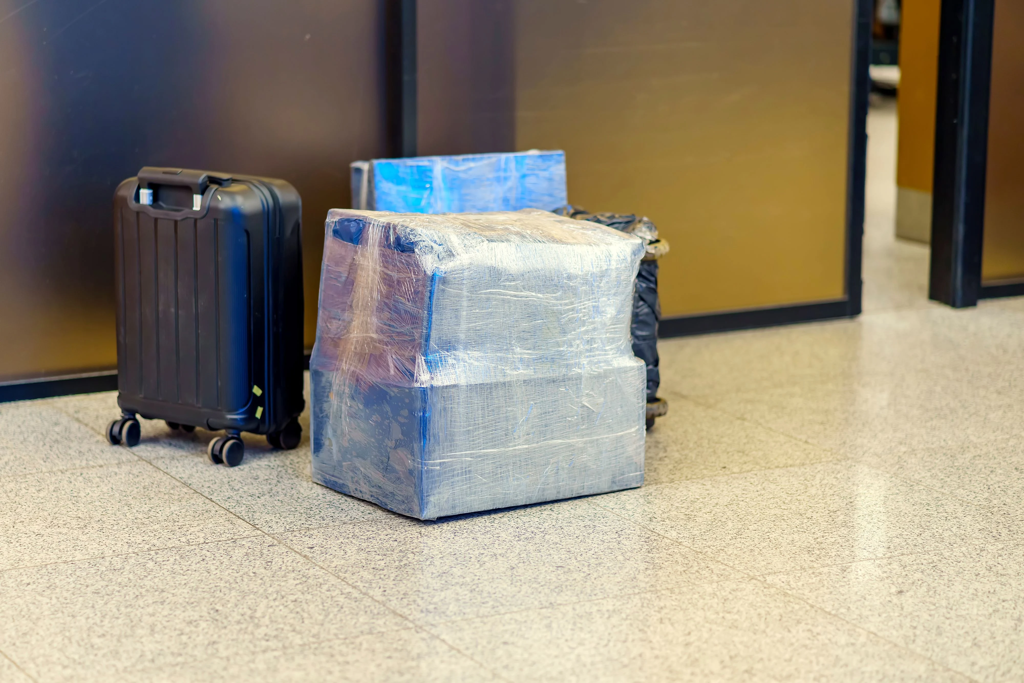 Greșeala care-ți transformă bagajul în magnet pentru hoți: de ce să nu îți înfoliezi valiza în plastic și ce culori să eviți