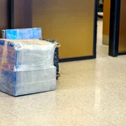 Bagaje in folie - troler - bagaj FOTO Shutterstock