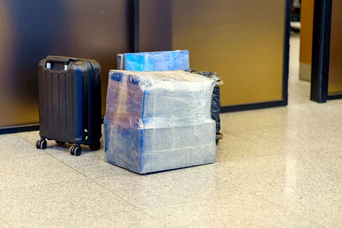 Culorile închise și bagajele înfoliate atrag atenția hoților FOTO Shutterstock