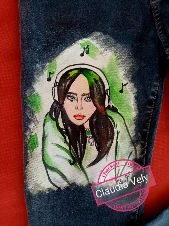 Billie Eilish - portret pictat pe o pereche de blugi de Claudia Maria Velicu Sursa Facebook Mary art&home