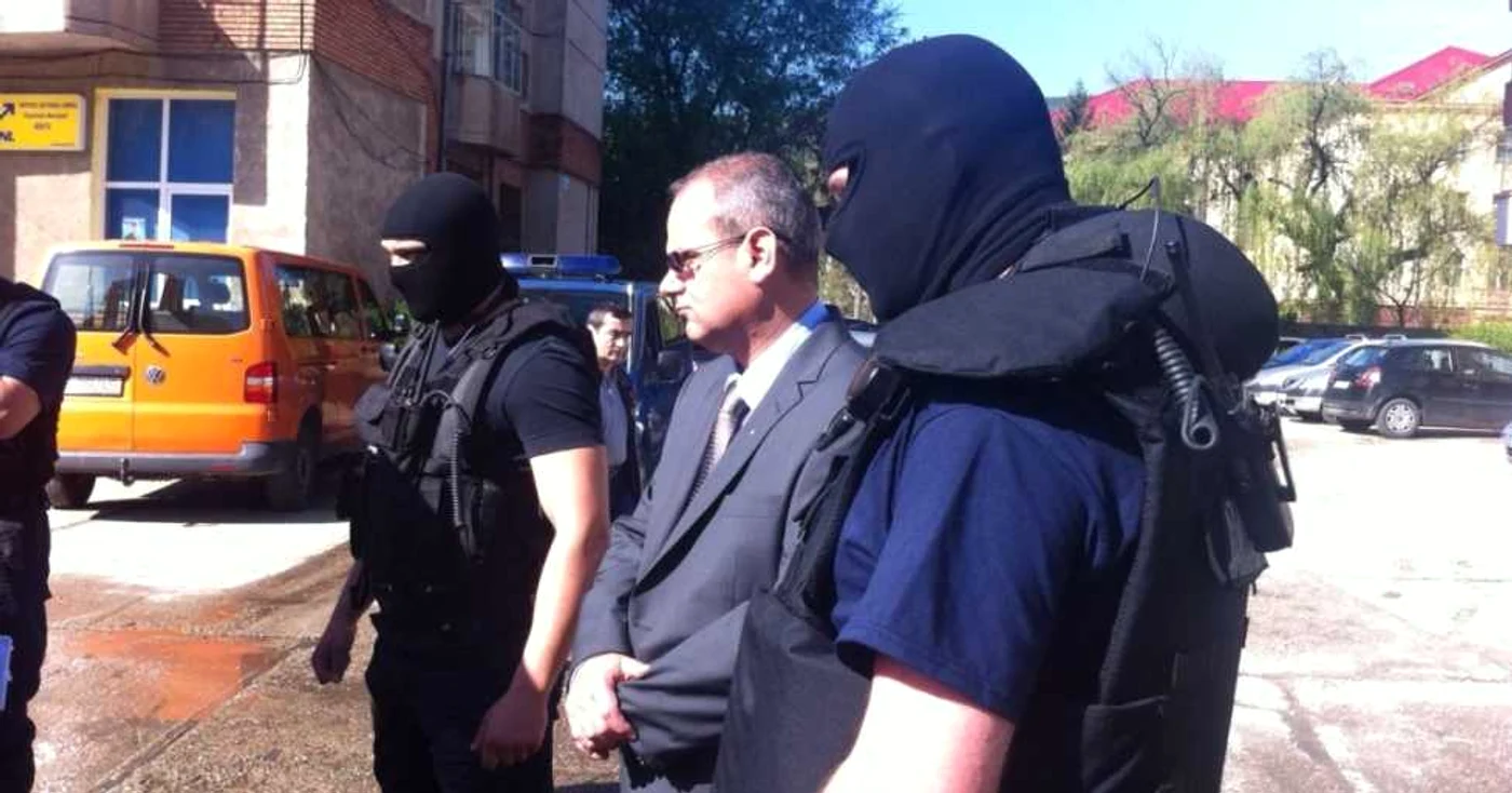 Romică Anculia a fost scos din casă de mascaţi