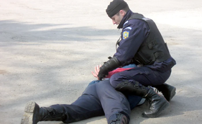 Poliţiştii i-au „săltat“ pe falsificatori de la casele lor