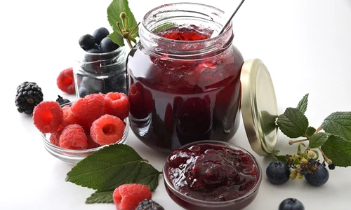 Dulceata de fructe de padure  Sursa foto shutterstock 2558038093 jpg