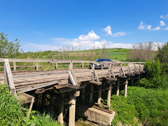 Podul care duce în satul Mateieni FOTO Cosmin Zamfirache