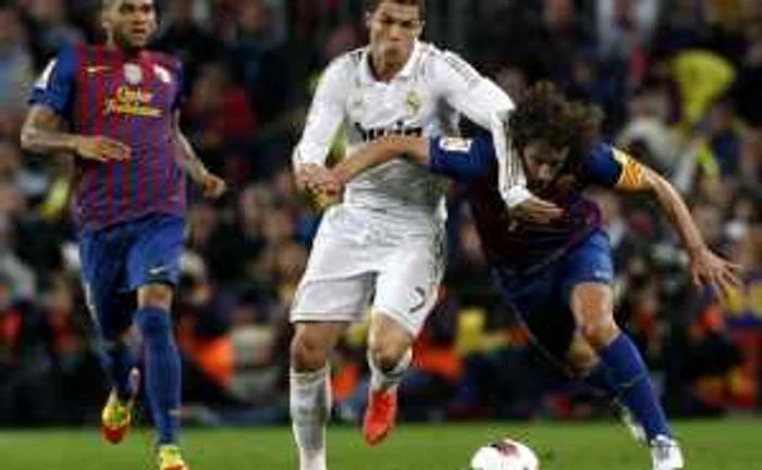 Barcelona - Real. Ronaldo, în duel cu Puyol * Foto: Reuters