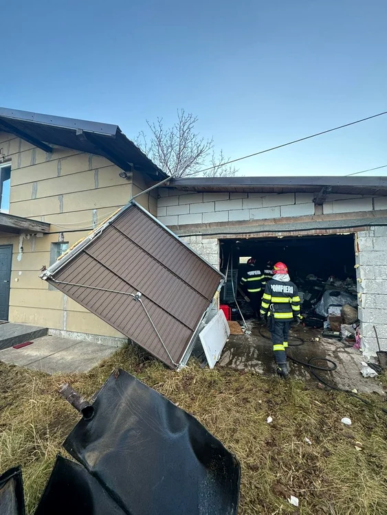 Un tânăr de 18 ani a fost rănit în explozia de la Vaslui FOTO ISU Vaslui 