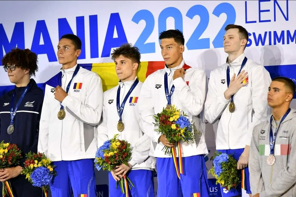 David Popovici, alături de colegii săi, la premiere (FOTO: Facebook/ FRNPM)