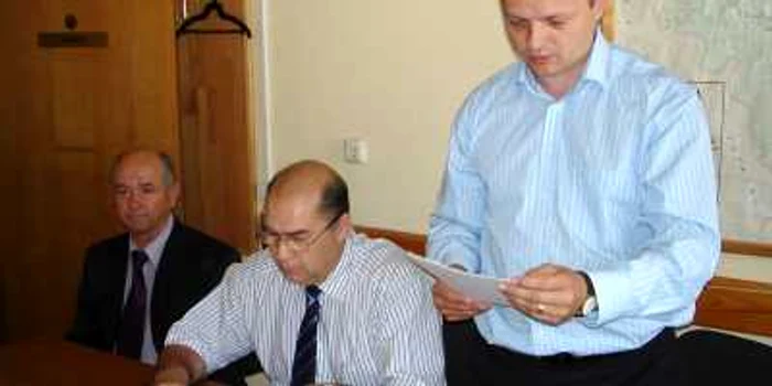 Comisarul Eugen Ştefănescu (stânga) a fost numit adjunct în 2009 de fostul prefect Dorian Pocovnicu (dreapta).