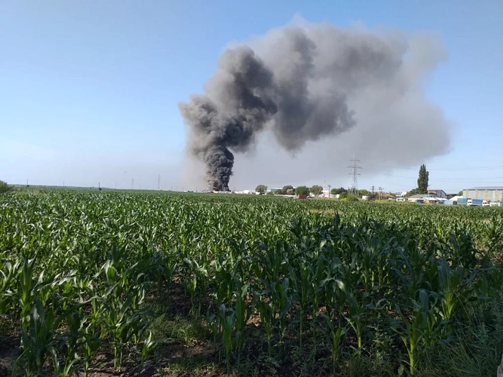 Incendiu la un depozit din BuzăuFoto News.ro