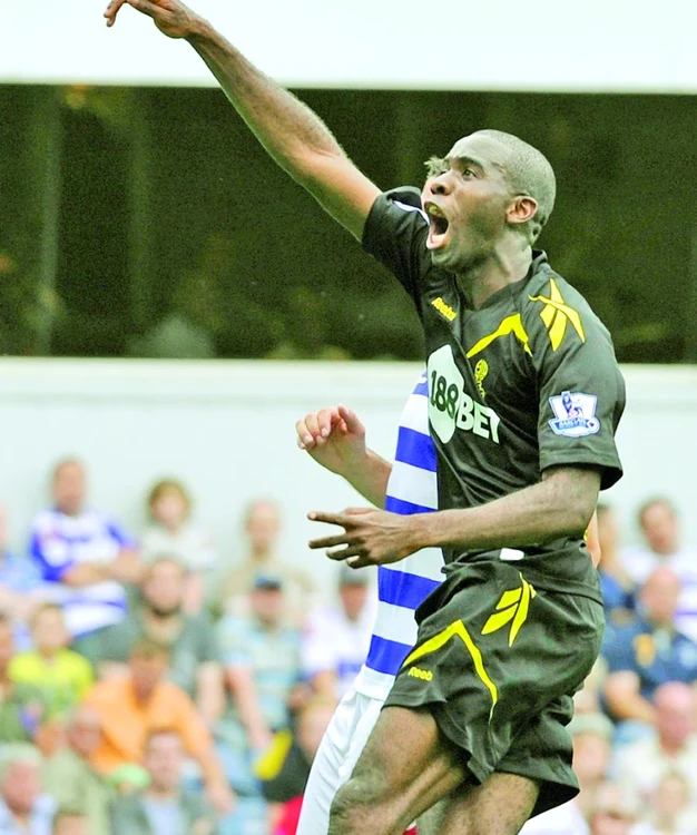 Muamba s-a prăbuşit pe teren în timpul meciului Tottenham-Bolton din Cupa Angliei