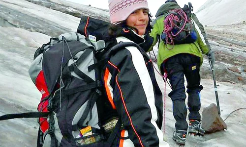Alexandra a urcat  munţii cu un rucsac  de 20 kg în spate jpeg