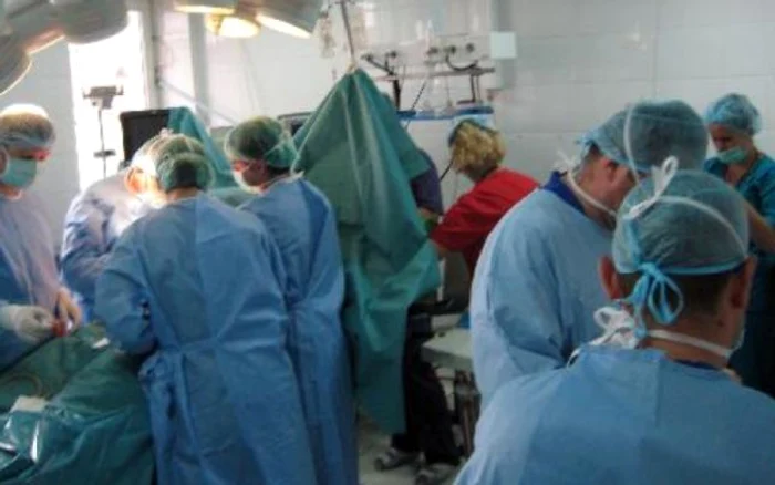 Un dâmboviţean va primi un rinichi de la femeia pentru care au zburat medicii din avionul prăbuşit în Apuseni