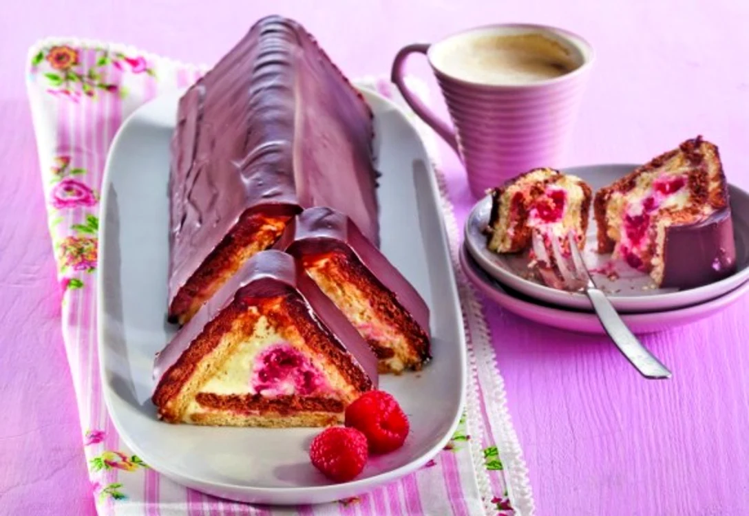 
    Această prăjitură "Cabana" cu ciocolată şi zmeură te va impresiona prin dulceaţa sa.clickpoftabuna.ro  