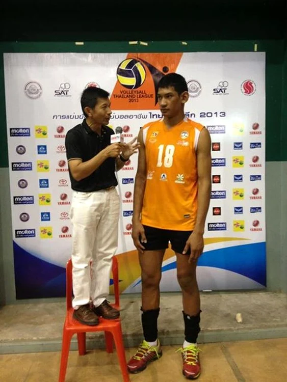 Asa i se ia interviu celui mai inalt voleibalist din lume