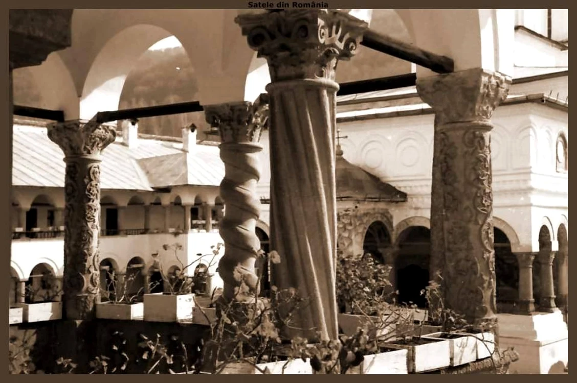 Coloanele deosebite ale Mănăstirii Horezu - Vâlcea Foto Mănăstirea Horezu