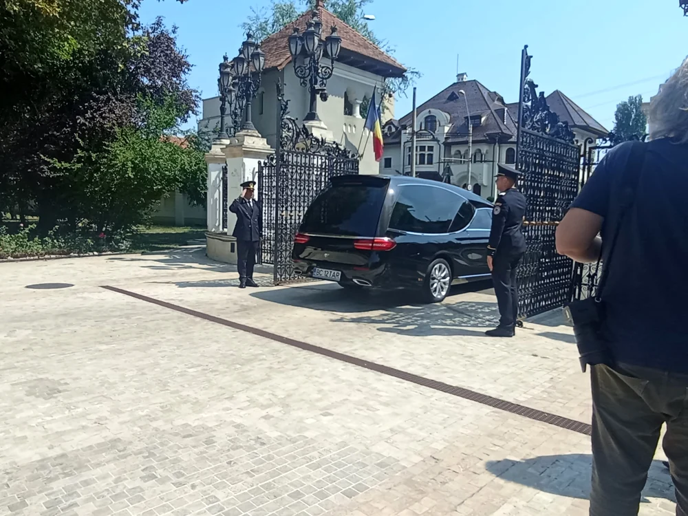 Sicriul cu trupul neînsuflețit al lui Ion Iliescu a plecat către cimitir.