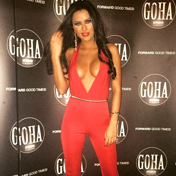 Daniela s-a îmbrăcat în roşu într-un club din Braşov unde a animat atmosfera