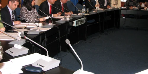 Şedinţa începe la ora 10.00 şi are un singur punct pe ordinea de zi: împărţirea banilor