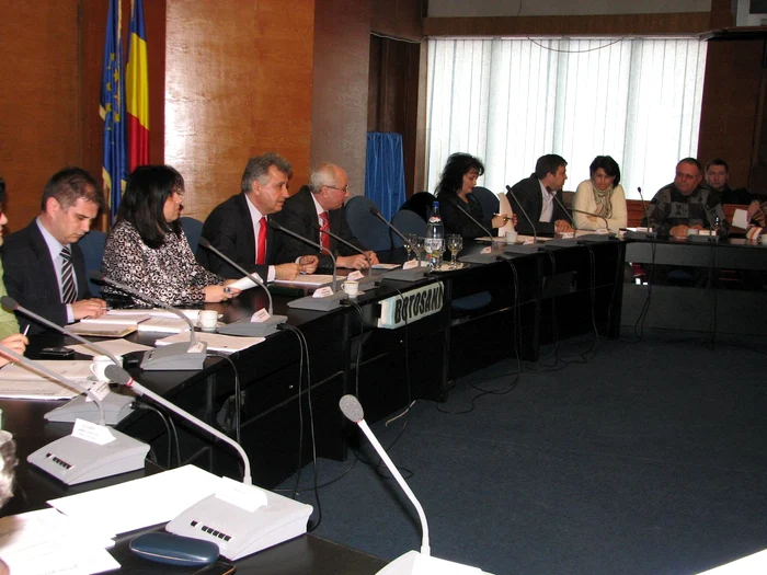 Şedinţa începe la ora 10.00 şi are un singur punct pe ordinea de zi: împărţirea banilor