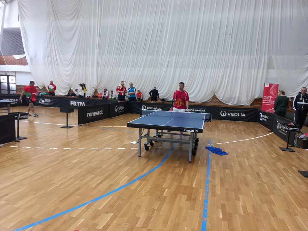 Tenis de masă în sala de sport de la Cheile Grădiștei FOTO Ioan Buciumar
