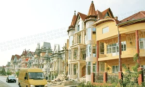 Turlele de la palatele ţigăneşti sunt un  semn care marchează bogăţia proprietarilor jpeg