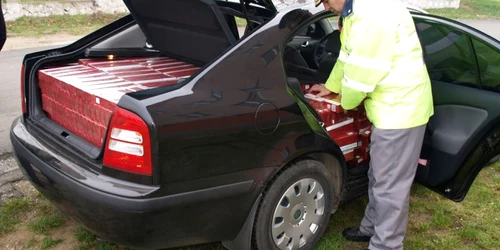 Poliţiştii au găsit 7500 de pachete de ţigări în portbagajul maşinii, pe bancheta din spate, în portiere şi sub scaune. 