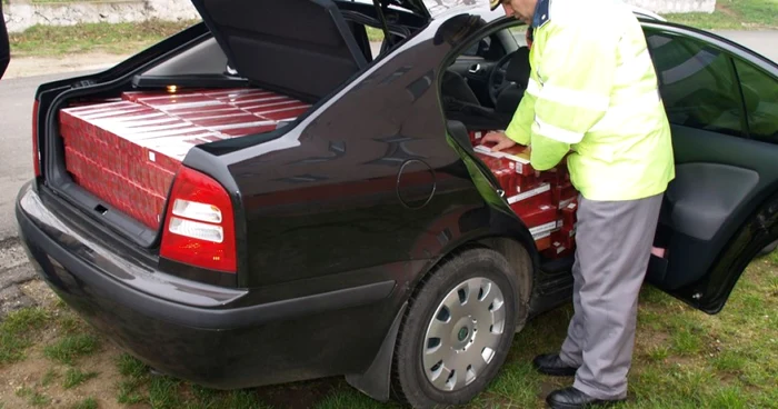 Poliţiştii au găsit 7500 de pachete de ţigări în portbagajul maşinii, pe bancheta din spate, în portiere şi sub scaune. 