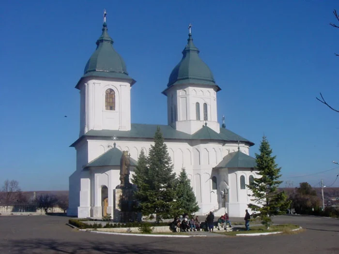 Biserica "Sfinţii Apostoli Petru şi Pavel" din Huşi